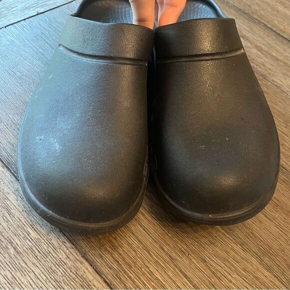 OOFOS Black Loafers Slip-Ons for Comfort and Grip main image 4